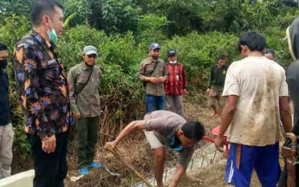 Kepala Dinas Pertanian Barito Utara, Syahmiludin A Surapati meninjau pekerjaan pembangunan bidang pertanian yang berasal dari anggaran DAK Pusat dan Provinsi Kalimantan Tengah