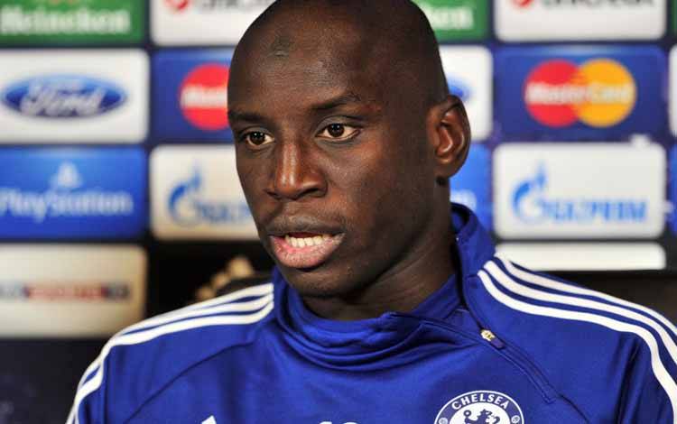 Demba Ba saat masih membela Chelsea dari 2012 sampai 2014