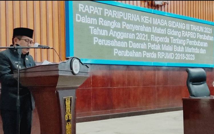 Wakil Bupati Rejikinnor saat membacakan Pidato Bupati Mura saat siding paripurna ke I masa sidang III DPRD alam rangka penyerahan materi 3 buah Raperda tahun 2021.