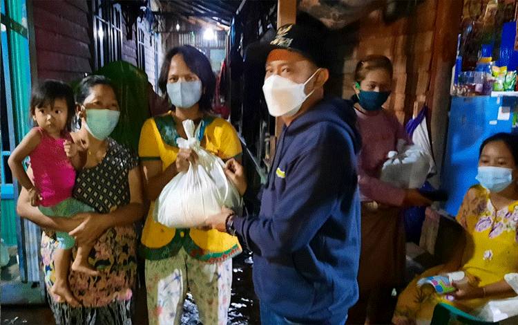 Wali Kota Palangka Raya Fairid Naparin beserta jajaran bagikan sembako bagi warga terdampak banjir.