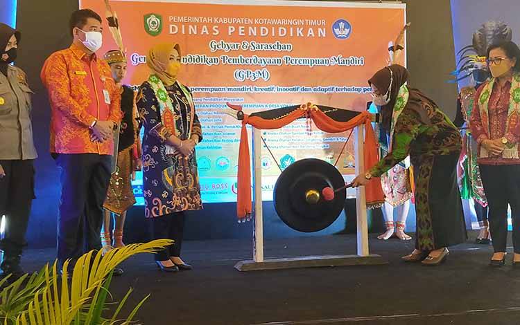 Wakil Bupati Kotim Irawati saat memukul gong tanda dibukanya gebyar dan sarasehan gerakan pendidikan pemberdayaan perempuan mandiri (GP3M).
