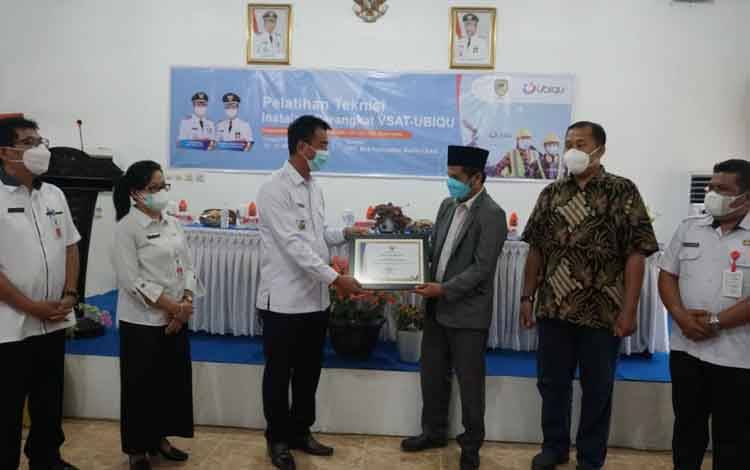 Wakil Bupati, Barito Utara Sugianto Panala Putra saat menerima piagam penghargaan pada pelatihan teknisi freelance VSAT, Rabu, 15 September 2021.