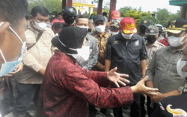  Menteri Sosial RI Tri Rismaharini mengunjungi warga Katingan pasca bencana banjir di Taman Religi Kasongan, Kamis, 16 September 2021.