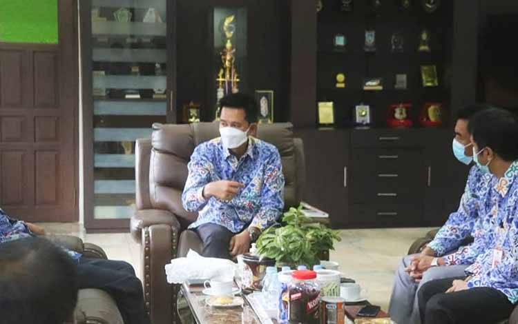 Bupati Barito Utara, H Nadalsyah didampingi Wakil Bupati Sugianto Panala Putra saat memimpin rapat bersama Tim Anggaran Pemerintah daerah (TAPD), Kamis, 16 September 2021 di rumah jabatan bupati.