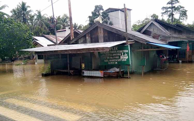 Rumah warga yang tergenang banjir di Desa Lenggang Kecamatan Raren Batuah.