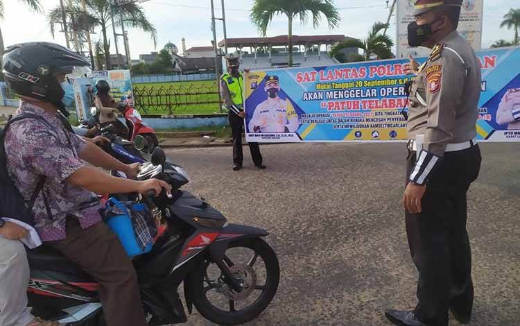 Kasat Lantas Polres Seruyan Iptu Moch Romadhon saat memimpin kegiatan sosialisasi pelaksanaan Operasi Patuh Telabang 2021.