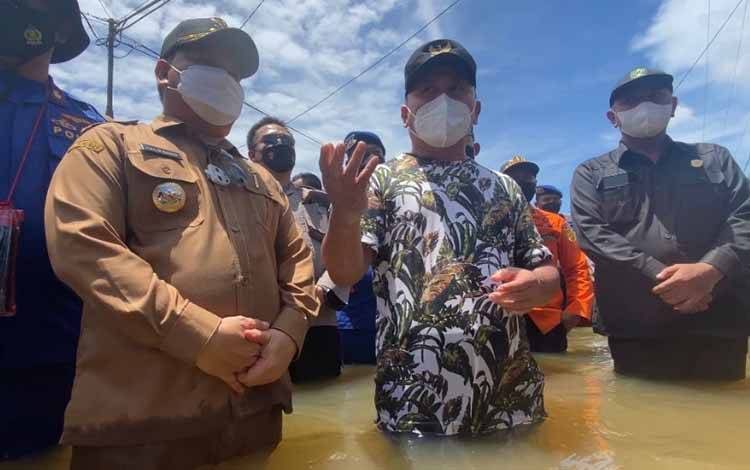 Gubernur Kalteng meninjau banjir dan menyalurkan bansos di wilayah Kabupaten Kotim dilanjutkan ke Katingan, beberapa waktu lalu