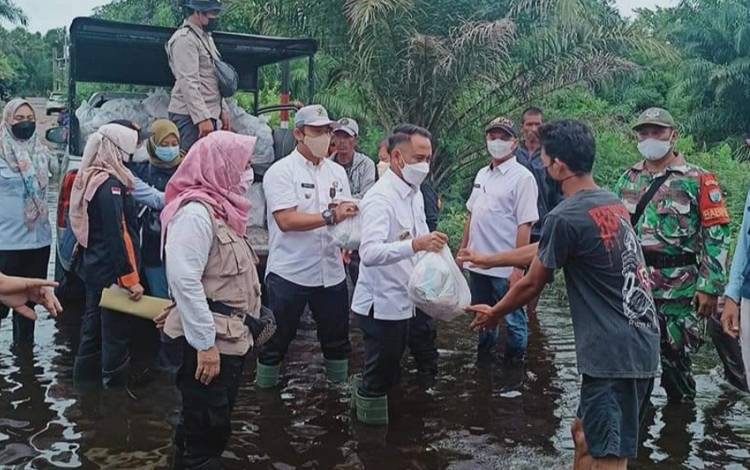 Wali Kota Palangka Raya, Fairid Naparin menyerahkan bantuan untuk warga terdampak banjir