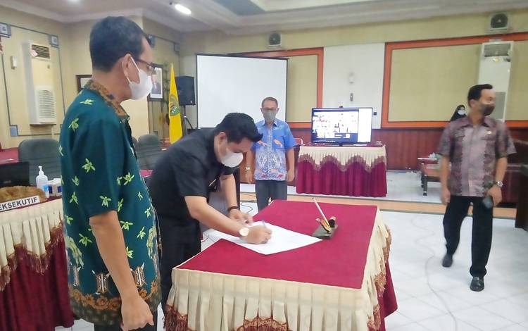 Wakil Ketua I DPRD Barito Timur, Ariantho S Muler menandatangani keputusan pimpinan DPRD terkait pembentukan Perda tahun 2021