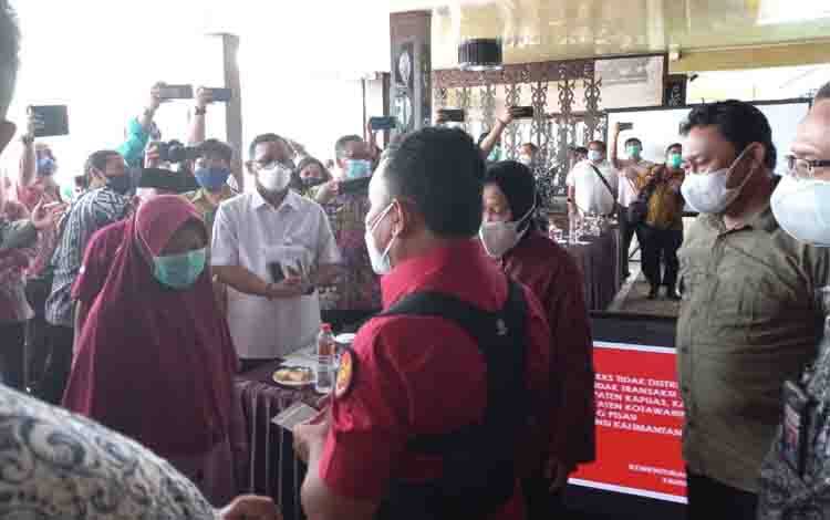 Gubernur Kalimantan Tengah, Sugianto Sabran menyerahkan secara simbolis bantuan sosial