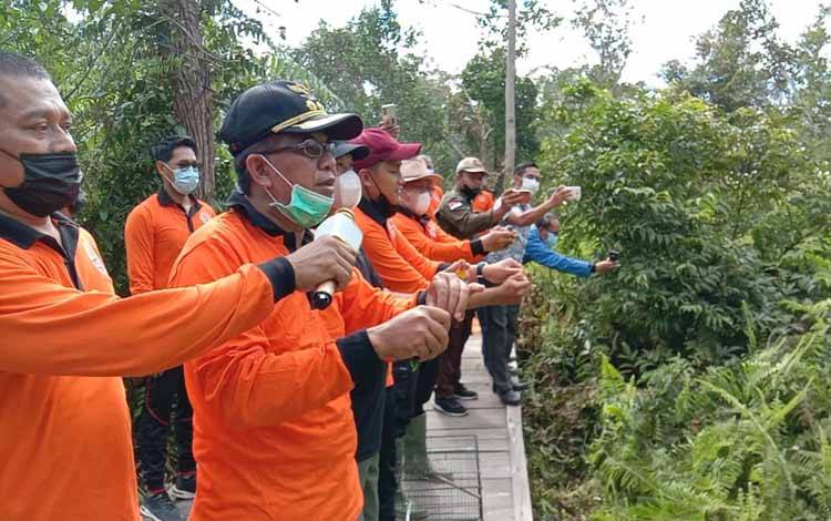 Wabup Sukamara, Ahmadi melepas burung pada peringatan Hari Ozon Sedunia di Hutan Kota