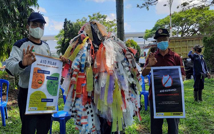Aksi pungut sampah peringati World Cleanup Day di Palangka Raya, Jumat, 17 September 2021
