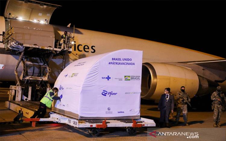 Sebuah kontainer yang merupakan bagian dari pengiriman satu juta dosis vaksin penyakit virus korona (COVID-19) Pfizer-BioNTech dikeluarkan dari sebuah pesawat di Bandara Internasional Viracopos, di Campinas, Brazil, Kamis (29/4/2021). REUTERS/Amanda Perobelli/hp/cfo (REUTERS/AMANDA PEROBELLI)