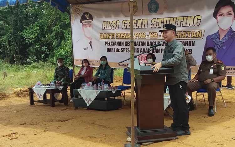 Bupati Gumas, Jaya S Monong menyampaikan sambutan saat membuka bakti sosial di Desa Tumbang Sian, Kamis, 16 September 2021.