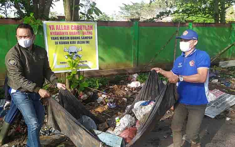 Tempat pembuangan sampah liar di Jalan Ki Hajar Dewantara dibersihkan oleh Karang Taruna bersama pihak sekolah setempat. 