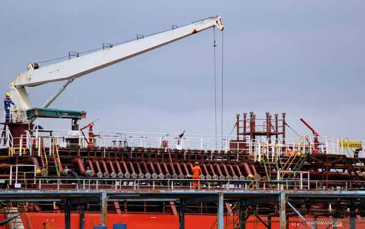 Pekerja memuat minyak kelapa sawit mentah atau Crude Palm Oil (CPO) ke dalam kapal tanker di Pelabuhan Dumai, Dumai, Riau, Rabu (3/2/2021). ANTARA FOTO/Aswaddy Hamid/rwa.