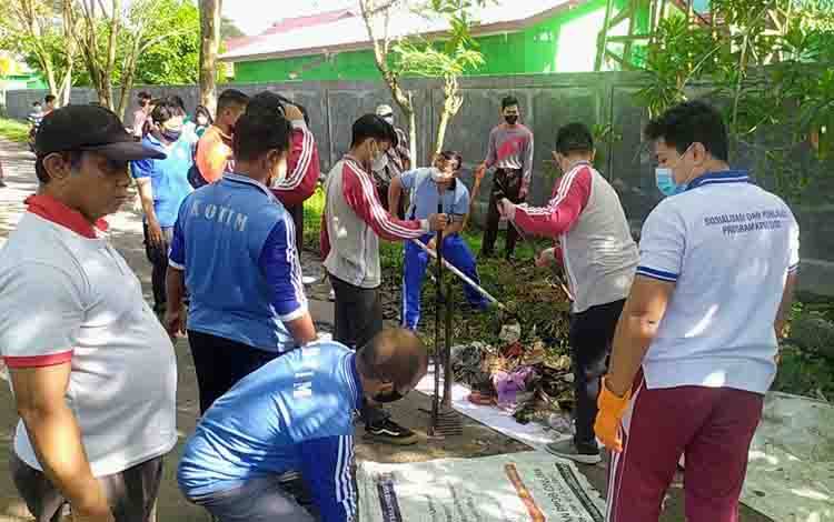 Pelajar SMK Negeri 1 Sampit ikut terlibat dalam kerja bakti membersihkan sampah di Jalan Ki Hajar Dewantara.