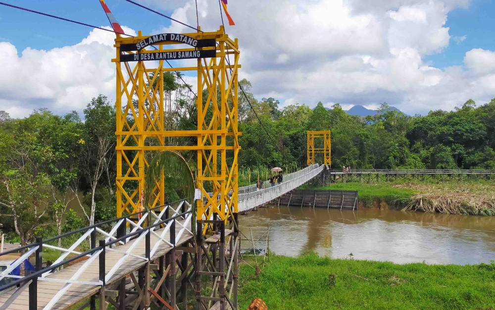 Jembatan Gantung Desa Rantau Sawang yang dibangun menggunakan anggaran dana desa