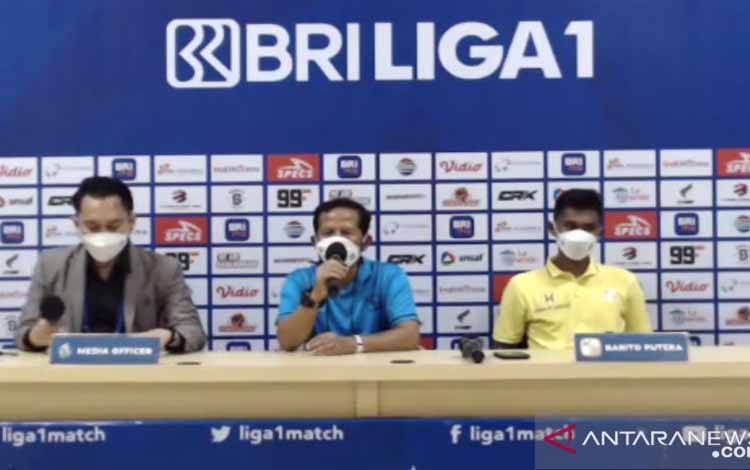 Pelatih Djadjang Nurdjaman (tengah) berbicara ketika konferensi pers virtual usai laga Barito Putera melawan Borneo FC yang berakhir dengan skor 1-1