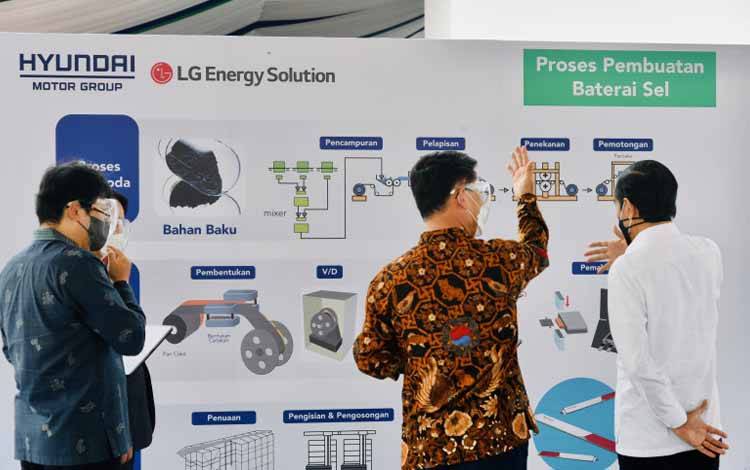 Presiden Joko Widodo (kanan) menyimak penjelasan tentang proses pembuatan baterai sel saat meresmikan peletakan batu pertama (groundbreaking) yang menandai pembangunan pabrik baterai mobil listrik di Karawang, Jawa Barat, Rabu (15/9/2021)