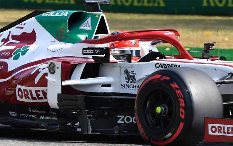 Pebalap tim Alfa Romeo Robert Kubica menjalani sesi latihan bebas Grand Prix Italia, Sirkuit Monza. (11/9/2021) (ANTARA/REUTERS/Jennifer Lorenzini)