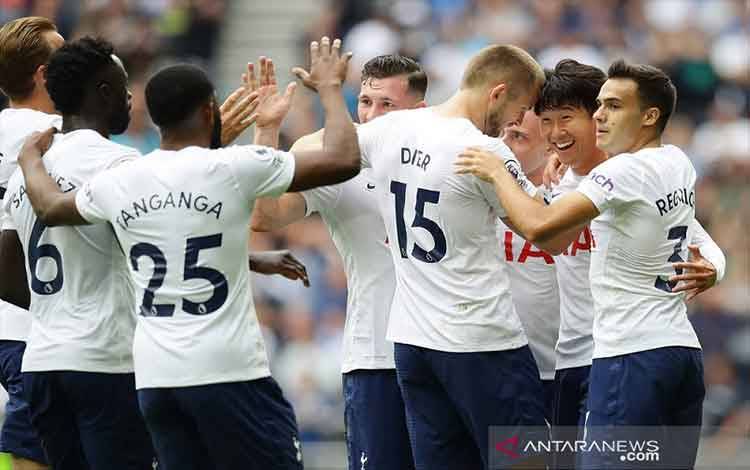 Penyerang Tottenham Hotspur Son Heung-min (kedua kanan) diselamati rekan-rekannya seusai mencetak gol ke gawang Watford dalam lanjutan Liga Inggris di Stadion Tottenham Hotspur, London, Inggris, Minggu (29/8/2021). (ANTARA/REUTERS/David Klein)