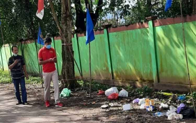 Sampah kembali terlihat di Jalan Ki Hajar Dewantara. Padahal kawasan tersebut baru dibersihkan dengan gotong royong.