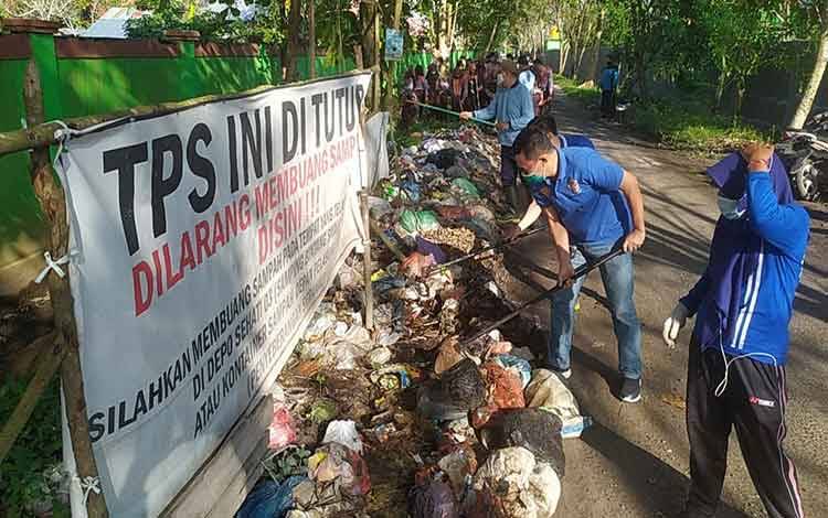 Ketua Karang Taruna Kalteng, Abdul Hafid turut membersihkan sampah di Jalan Ki Hajar Dewantara yang akan dijadikan kawasan percontohan Beriman.