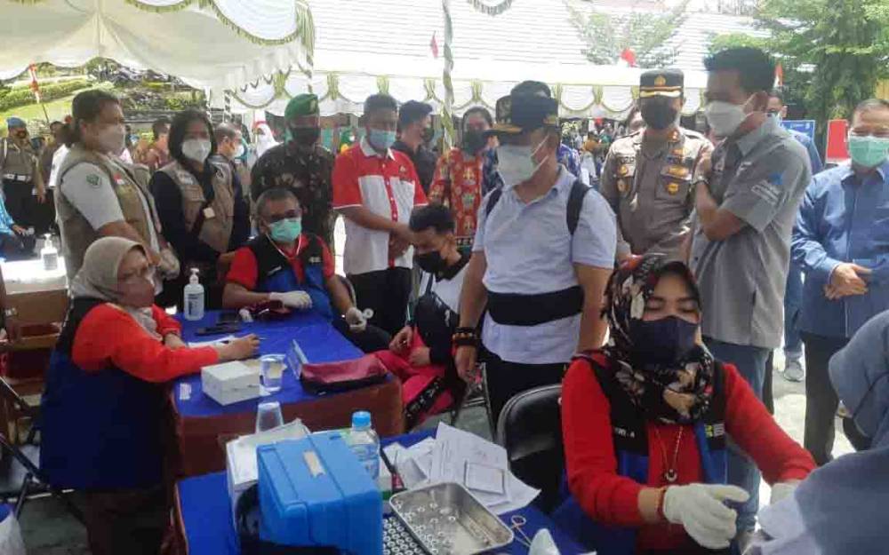 Gubernur Kalteng, Sugianto Sabran meninjau vaksinasi untuk pelajar di SMKN 1 Muara Teweh, Sabtu 18 September 2021