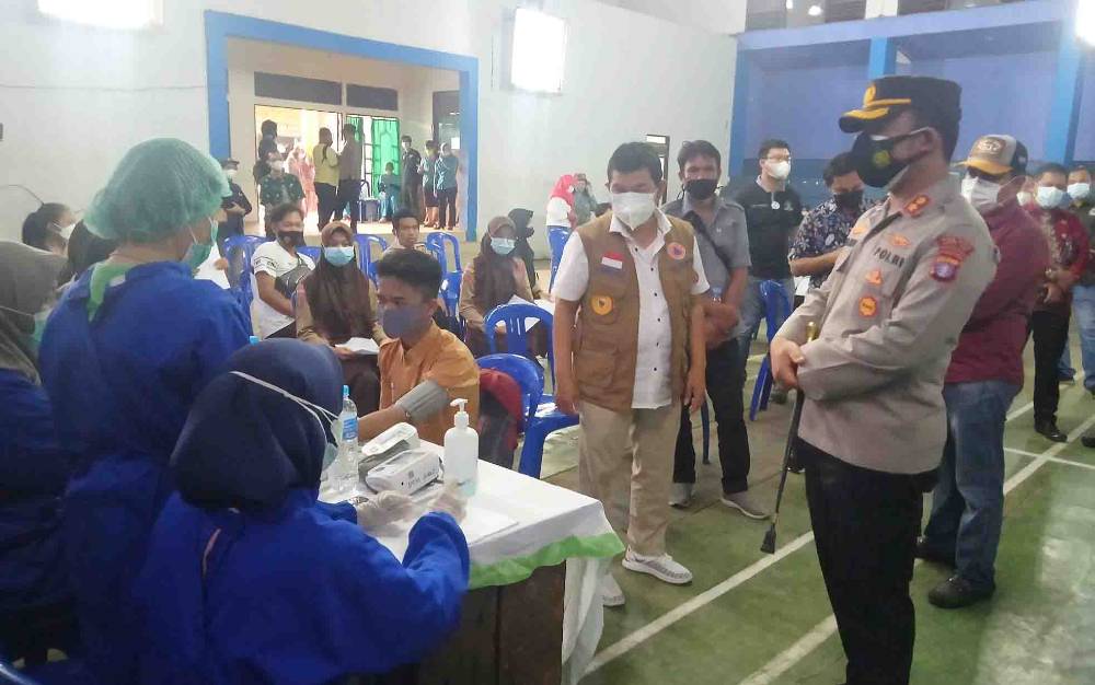 Bupati Barito Timur, Ampera AY Mebas saat meninjau vaksinasi massal di Ampah, Sabtu, 18 September 2021.