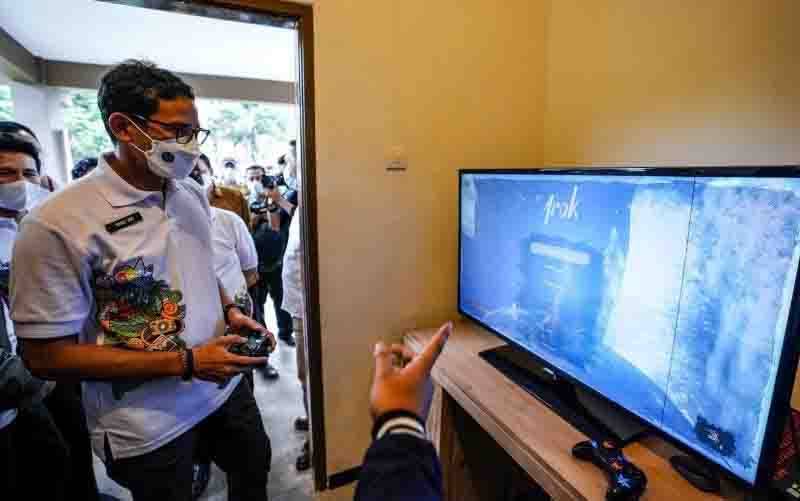 Menteri Pariwisata dan Ekonomi Kreatif Sandiaga Salahuddin Uno saat mencoba memainkan salah satu game lokal buatan anak bangsa. (foto : ANTARA/HO-Kemenparekraf)