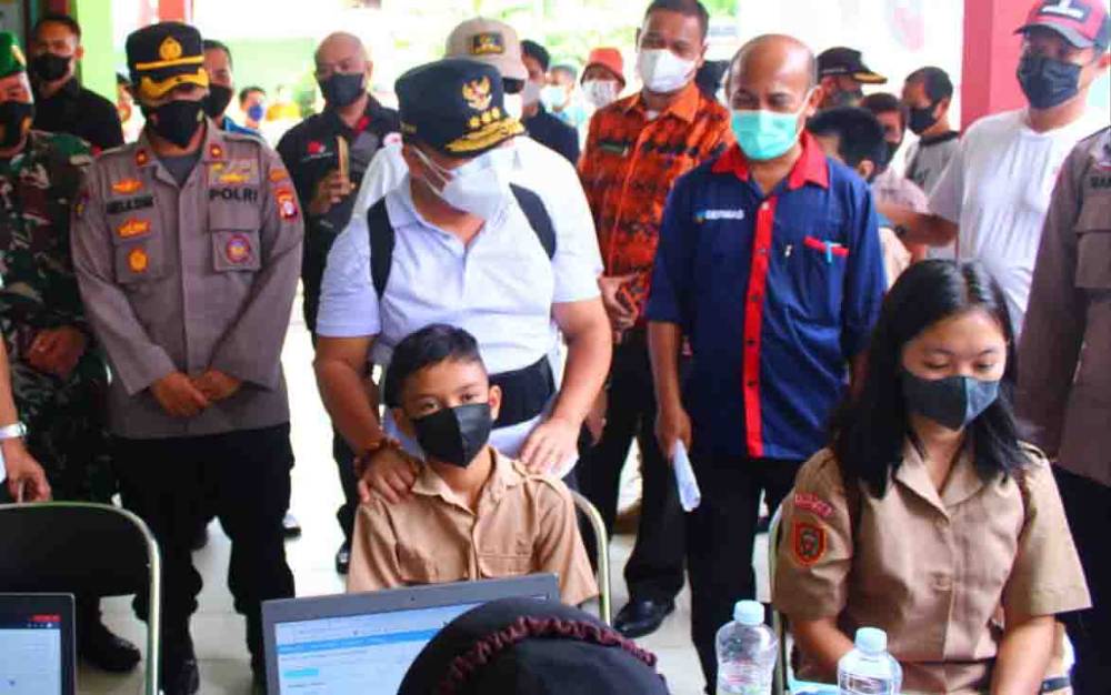 Gubernur Kalteng, H Sugianto Sabran meninjau vaksinasi untuk pelajar di SMA Negeri 1 Murung, Kabupaten Murung Raya, Sabtu, 18 September 2021.