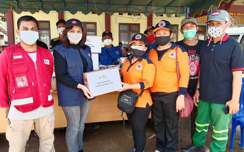 PMI Barito Timur menyerahkan bantuan bahan makanan di Posko Siaga Bencana Banjir, Sabtu, 18 September 2021.
