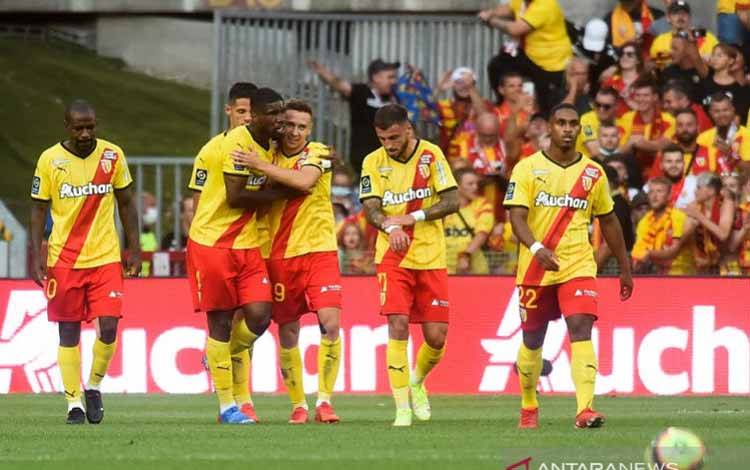 Gelandang RC Lens Przemyslaw Frankowsi (tengah) diselamati rekan-rekannya seusai mencetak gol ke gawang Lille dalam laga lanjutan Liga Prancis di Stadion Felix Bollaert-Delelis, Lens, Prancis, Sabtu (18/9/2021)
