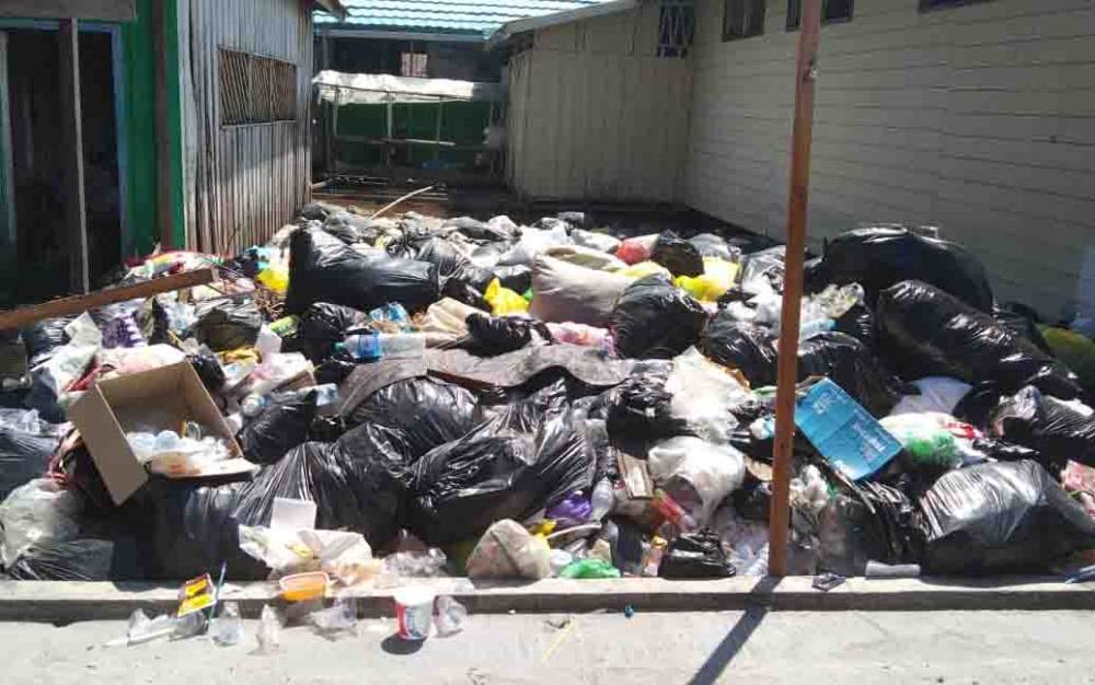 Tumpukan sampah mengapung di lokasi banjir Flamboyan