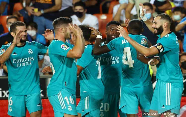 Para pemain Real Madrid melakukan selebrasi gol kemenangan yang dicetak Karim Benzema (kanan) dalam pertandingan Liga Spanyol pekan kelima lawan Valencia pada20 September 2021