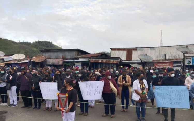 Tenaga kesehatan yang tergabung dalam Ikatan Dokter Indonesia (IDI) menggelar aksi damai di Oksibil, Provinsi Papua, Kamis (16/9/2021), sebagai ungkapan rasa duka atas peristiwa kekerasan terhadap tenaga kesehatan