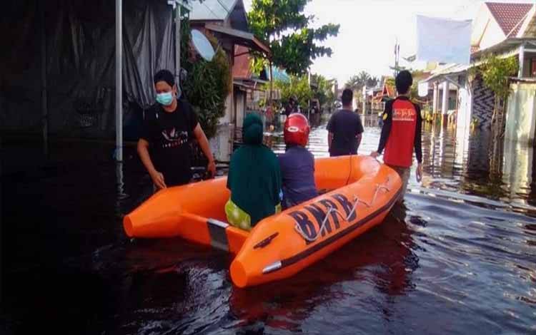 Tim relawan bantu warga melintasi banjir 
