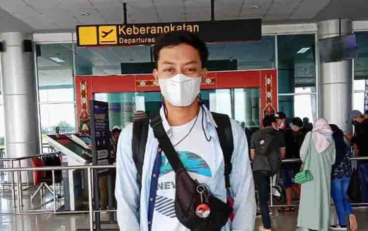 Mario Purnama Putra saat memberikan keterangan di Bandara Tjilik Riwut