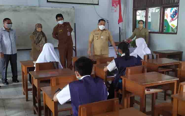Kepala Dinas Pendidikan Kotawaringin Timur, Suparmadi, mendampingi Bupati Kotim, meninjau pembelajaran tatap muka di SMP Negeri 1 Sampit. 