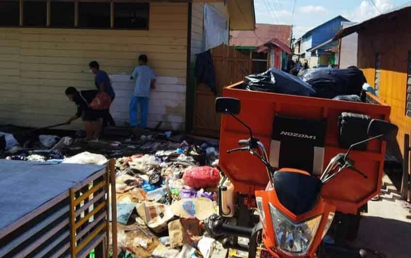 Petugas mengakut sampah mengapung di Jalan Sulawesi