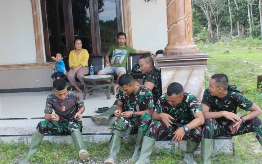 Personel TMMD ke-112 saat beristirahat di rumah warga Desa Kampuri, Kabupaten Gunung Mas.