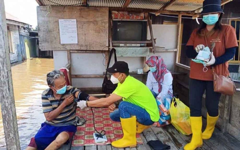 Pemeriksaan kesehatan dan pengobatan gratis warga terdampak banjir di Palangka Raya.