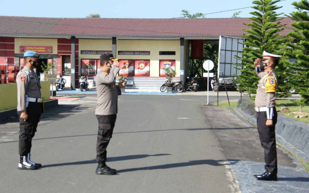 Kapolres Kapuas, AKBP Manang Soebeti memimpin apel pasukan Operasi Patuh Telabang, Senin, 20 September 2021.