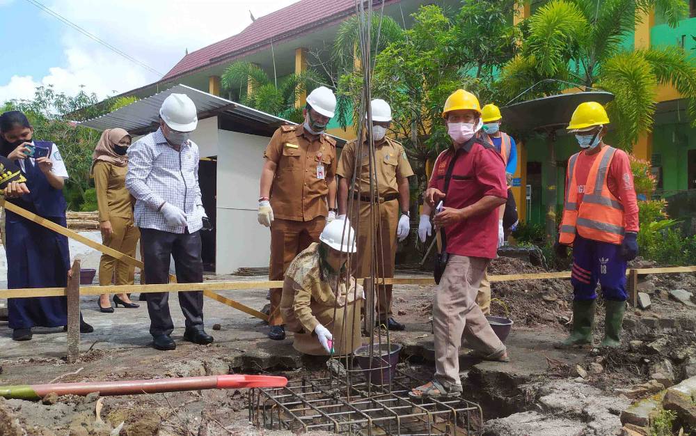 Kepala SMP Negeri 1 Sampit, Maspa Puluhulawa meletakkan batu pertama awal pembangunan musala di sekolah itu, Senin, 20 September 2021. 