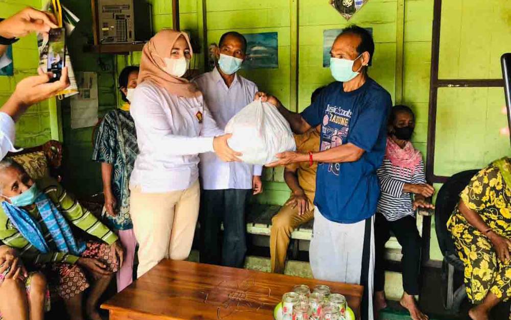 Sekretaris DPD Partai Gerindra Kalteng yang juga anggota DPRD Katingan, Endang Susilawatie menyerahkan bantuan paket sembako di Kecamatan Tewang Sanggalang Garing