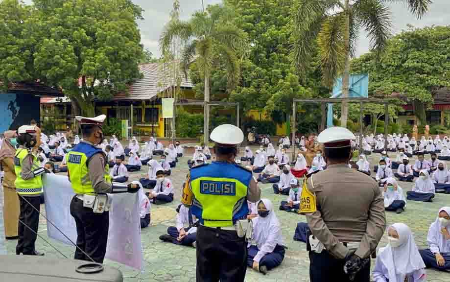 Personel Satlantas Polres Kobar kampanyekan tertib lalu lintas dan disiplin prokes, di SMP N 1 Pangkalan Bun.