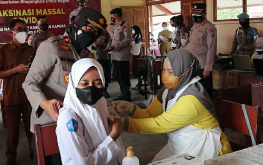 Wakapolda Kalteng, Brigjend Pol Ida Oetari Poernamasasi saat meninjau vaksinasi covid-19 di SMKN 3 Kuala Kapuas, Selasa, 21 September 2021.