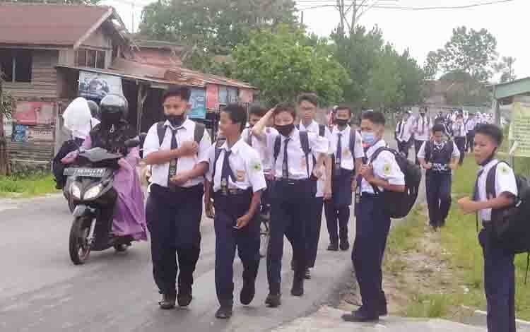 Siswa salah satu sekolah menengah pertama di Sampit, Kotawaringin Timur, tetap berkerumun saat pulang sekolah