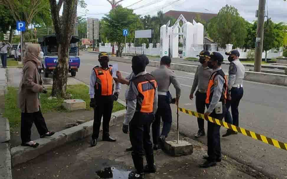 Personel Dishub Palangka Raya memasang marka larangan parkir di kawasan Tugu Soekarno, Palangka Raya, Selasa, 21 September 2021.